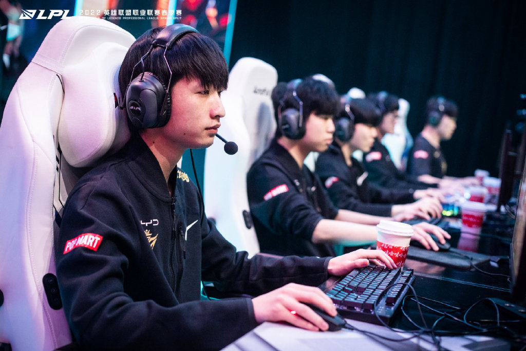 包含Rookie爆冷击败老鹰，惊险取胜引爆全场！的词条